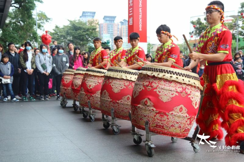 朴子電音三太子活動企劃館創立宗旨為發揚與傳承民俗表演藝術，將傳統民俗表演整合創新，豐富多元的表演內容且提高表演素質並保留傳統民俗精神，融會精通各種民俗表演如電音三太子、舞龍舞獅、等各類民俗表演項目。
榮獲各大媒體採訪報導，並參加各大電視台的節目表演與戲劇演出，更接獲國際旅遊展邀請到國外表演電音三太子和其他民俗表演，進而行銷台灣觀光、宣揚台灣之美，讓更多國內外人士欣賞到台灣傳統民俗藝術。